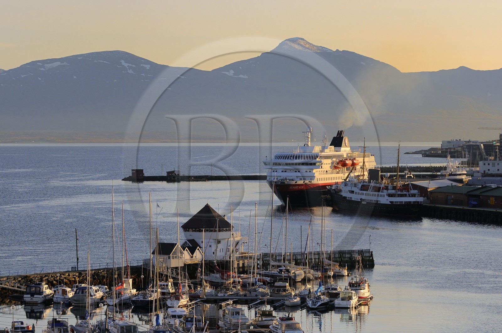 Norvège, Troms, le port de Tromso, l'express cotier Hurtigruten dans le fjord Tromsesundet