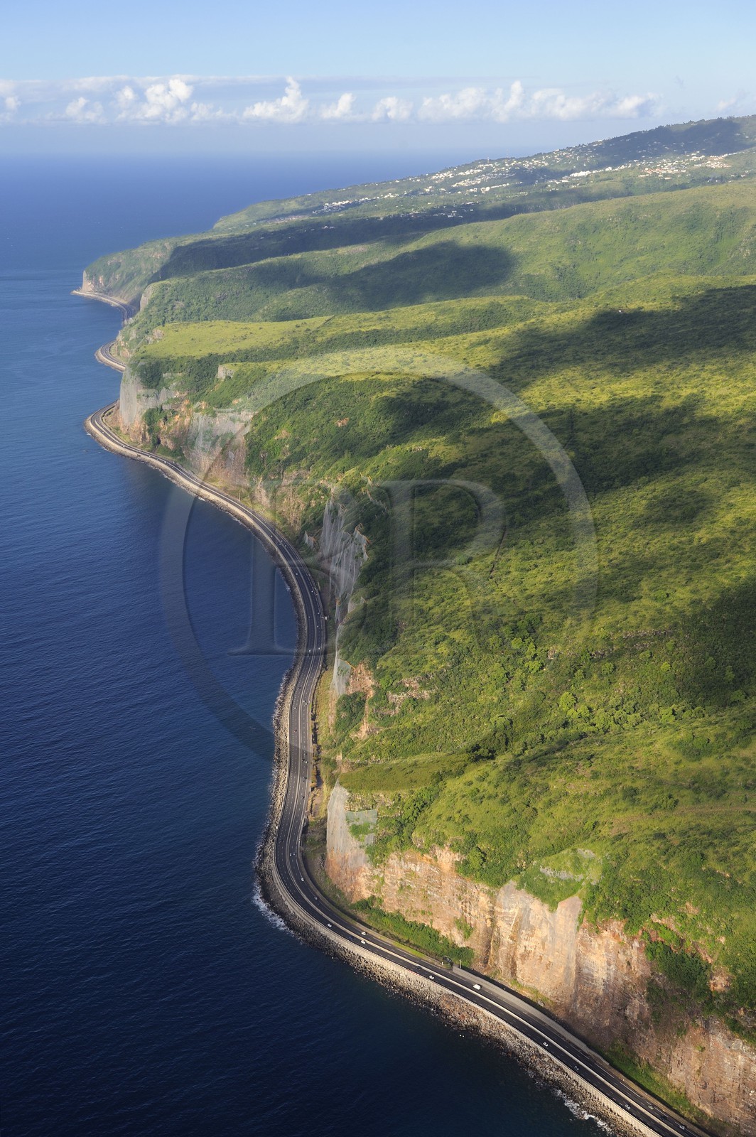 France, île de la Réunion, la Route du Littoral au pied des falaises entre le Port et Saint-Denis (vue aérienne)