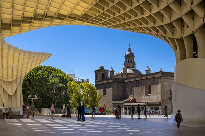 Spain, Andalusia, Seville, Plaza de la Encarnacion - Plaza Mayor, Metropol Parasol or Setas de Sevilla (built 2011) by architect Jurgen Mayer-Hermann