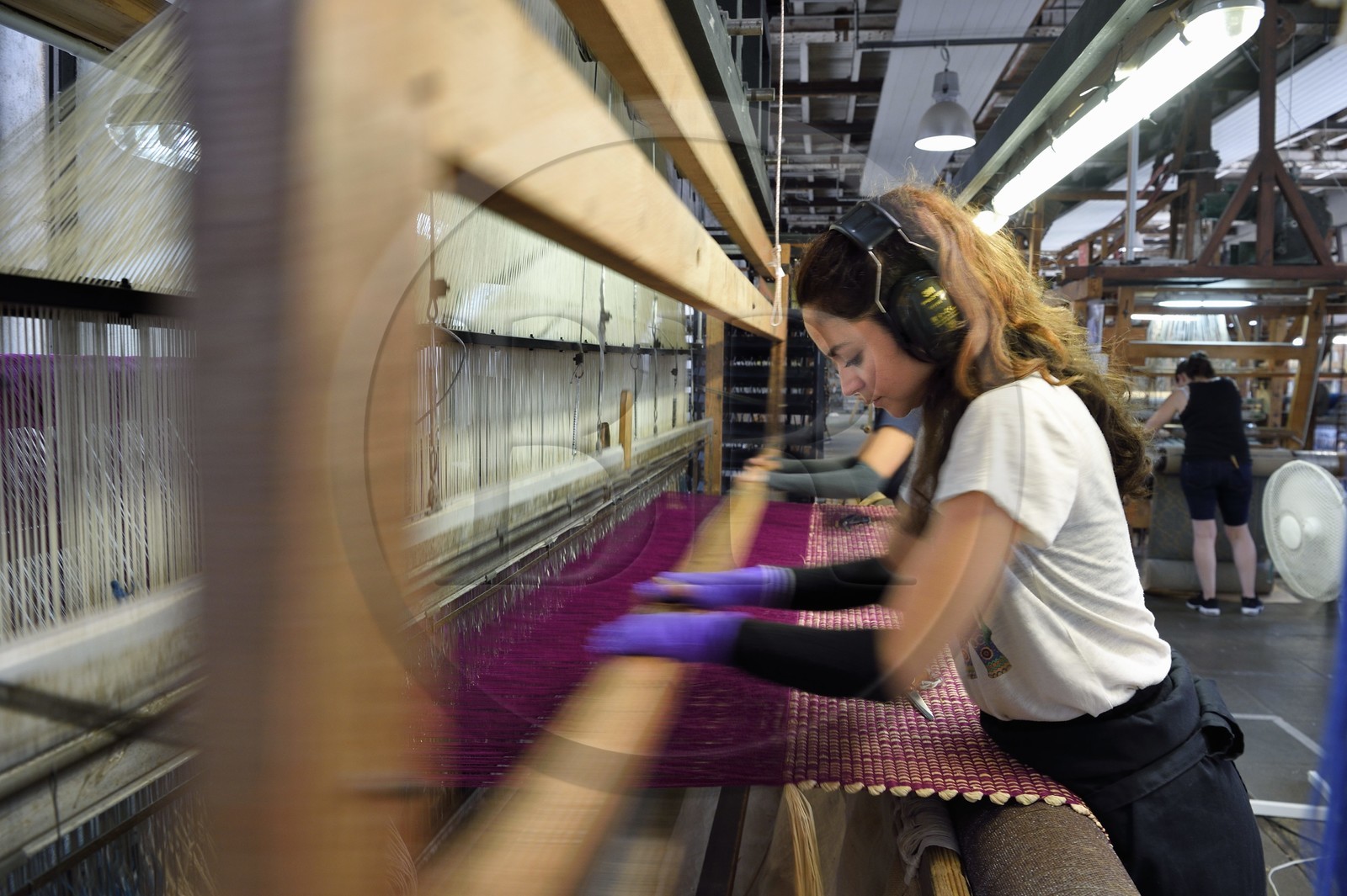 France, Var (83), Presqu'Ile de Saint-Tropez, Cogolin, la Manufacture Cogolin fabrique des tapis depuis 1924, la plupart sont tissés par lés sur des métiers Jacquard à bras du XIXème siècle, tissage du raphia sur un métier à tisser plat