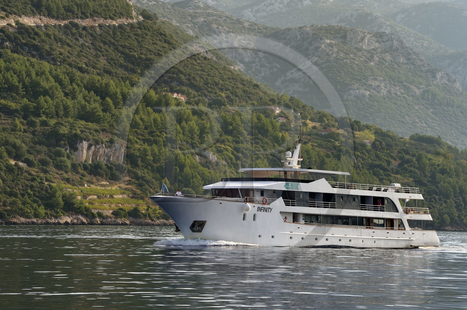 Croatie, Dalmatie, cote dalmate, bateau de croisière progressant dans le detroit entre la presqu'ile de Peljesac (en arrière plan) et l'Ile de Korcula