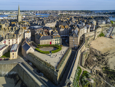 France, Ille-et-Vilaine (35), Côte d'Emeraude, Saint-Malo, la ville fortifiée et les remparts du jardin de la place du Québec au premier plan (vue aérienne)