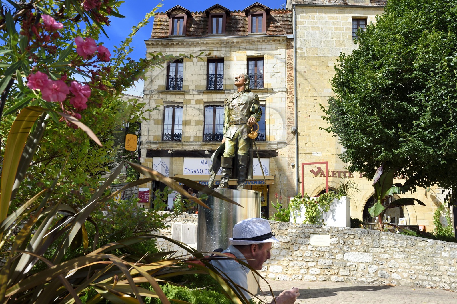 France, Dordogne, purple Perigord, Bergerac, place Pelissiere, statue of Cyrano de Bergerac by Mauro Corda in 2005