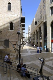 Israel, Jerusalem, centre commercial de luxe de la rue piétonne Mamilla dans la ville moderne, conçu par l'architecte israélien Moshe Safdie