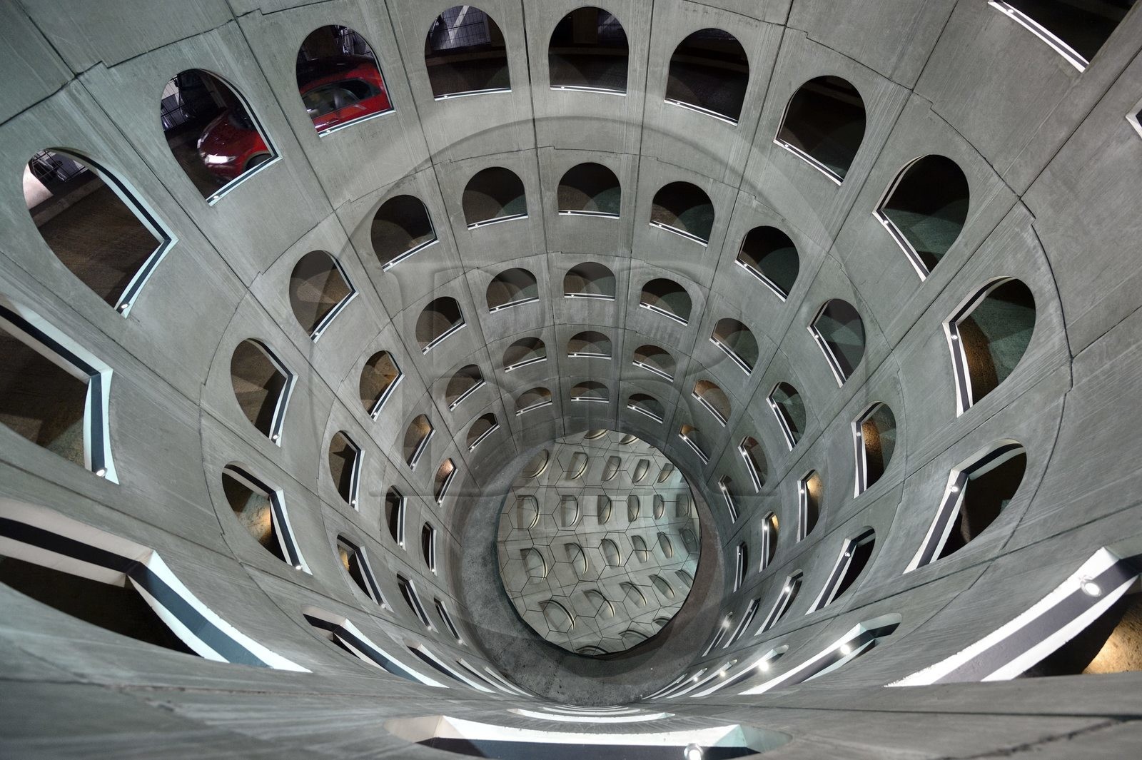 France, Rhône (69), Lyon, Place des Célestins, parking souterrain hélicoïdal conçu par Michel Targe, Daniel Buren et Jean-Michel Wilmotte (1994)