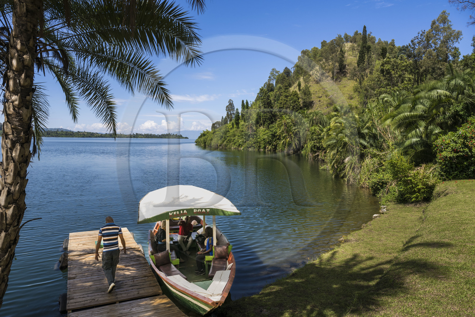 Rwanda, Province de l’Ouest, Karongi (anciennement nommée Kibuye), rives du lac Kivu, bateau au débarcadère du guest house Inn on the lake