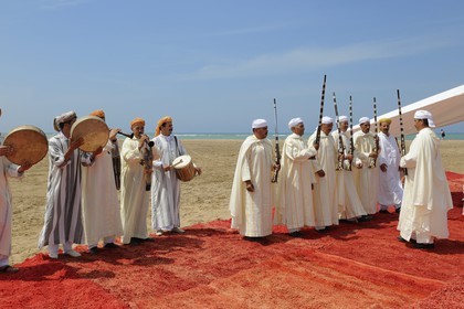 Maroc, région de l'Oriental, danse et musique traditionnelle la Reggada sur une plage