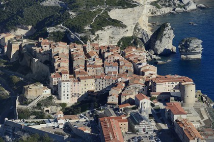 France, Corse-du-Sud (2A), Bonifacio, les falaises calcaires, la citadelle et la vieille ville, le rocher appelé Grain de Sable à droite (vue aérienne)