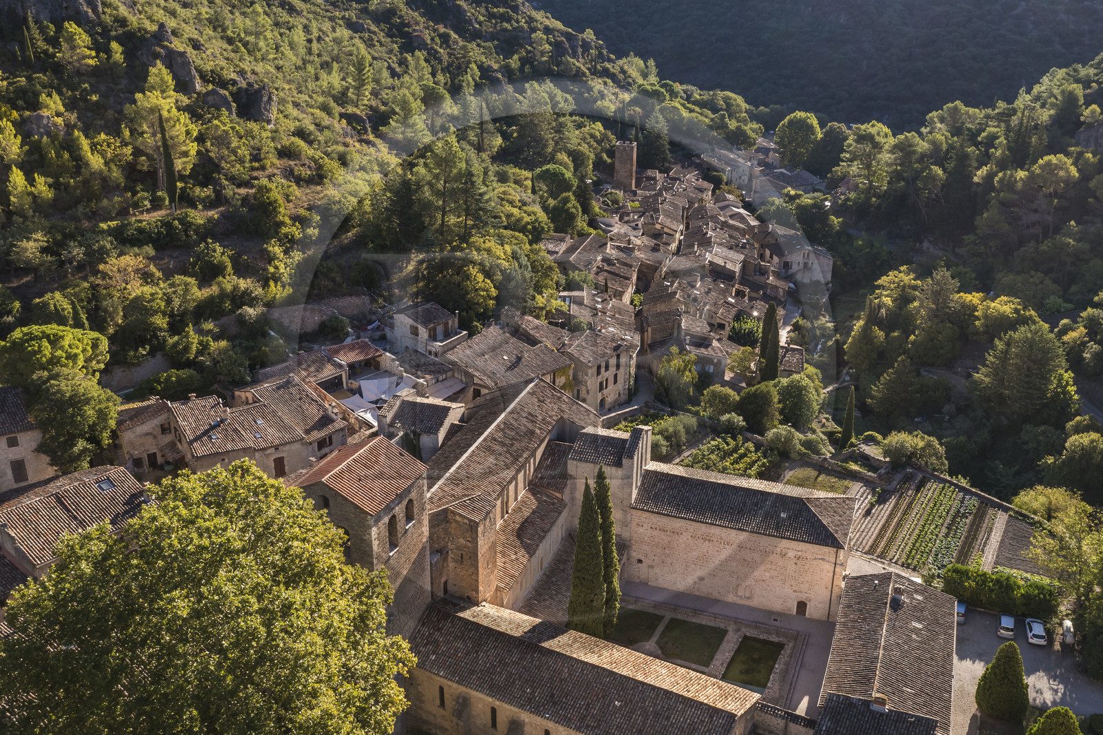France, Hérault (34), Causses et les Cévennes, paysage culturel de l'agro-pastoralisme méditerranéen, classés Patrimoine Mondial de l'UNESCO, Saint-Guilhem-le-Désert, labellisé Les Plus Beaux Villages de France, l'abbaye de Gellone du IXème siècle (vue aérienne)