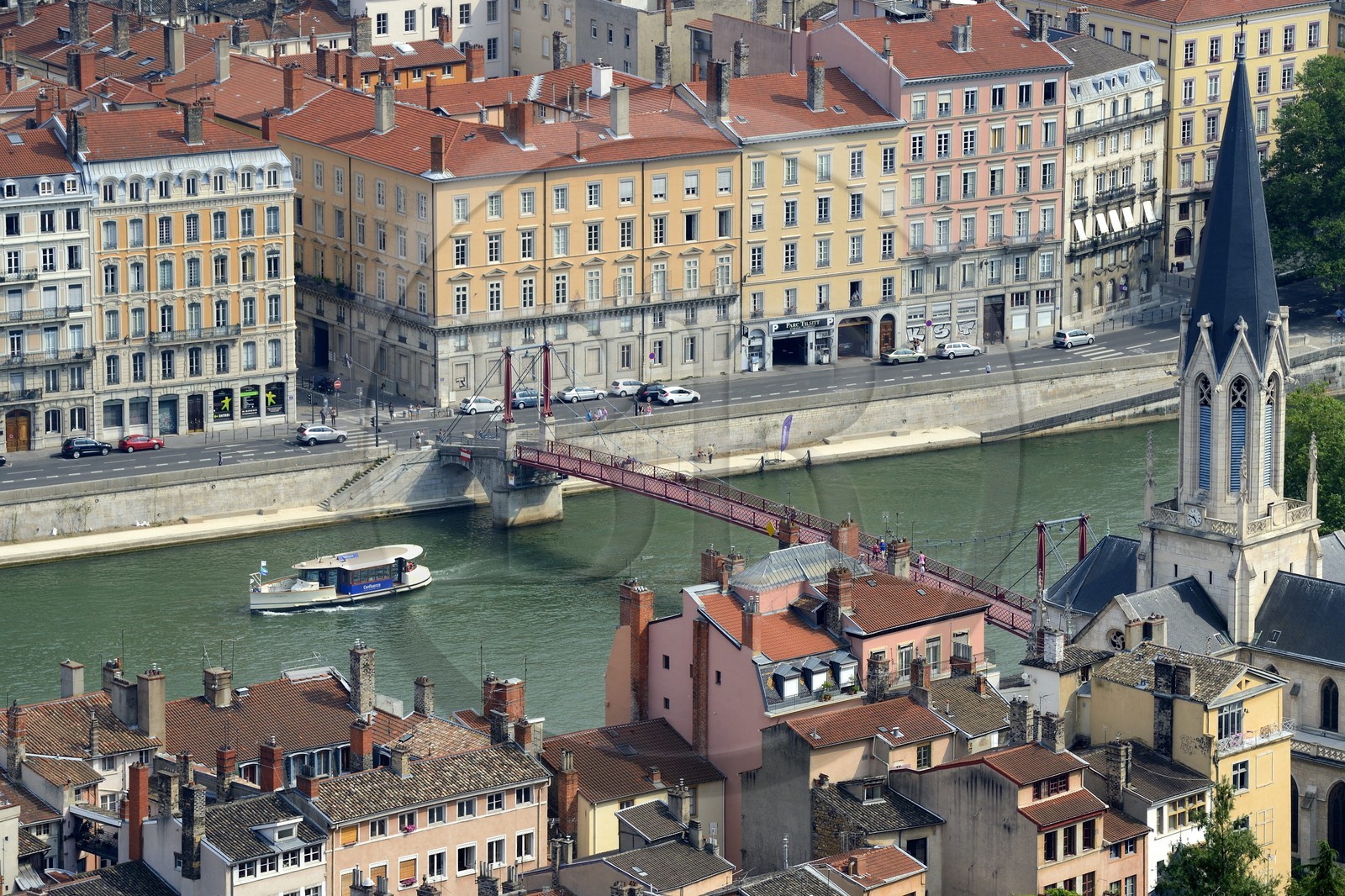 France, Rhône (69), Lyon, site historique classé Patrimoine Mondial de l'UNESCO, Vieux Lyon, quartier Saint-Georges, la passerelle Paul Couturier aussi appelé Saint Georges sur la Saône et l'église Saint Georges