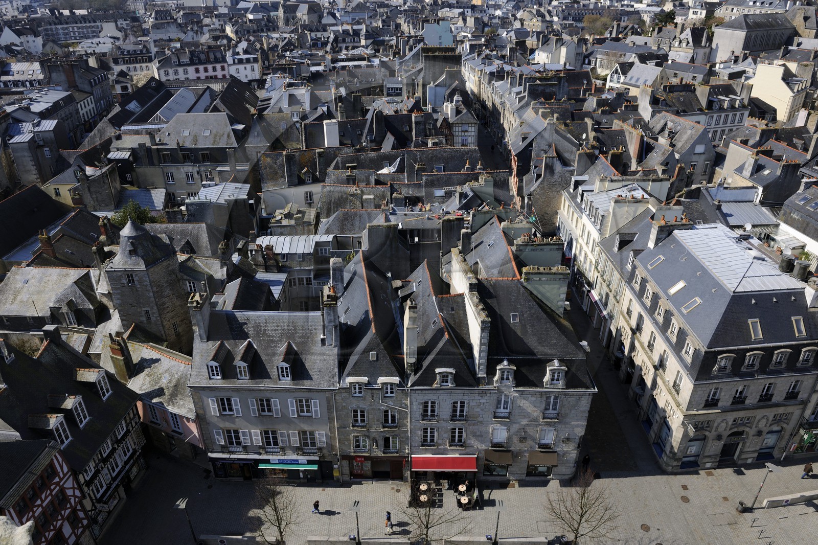 France, Finistère (29), Quimper, la place Saint-Corentin à l'ombre de la cathédrale