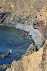 Portugal, Ile de Madère, randonnée dans la réserve naturelle de la Ponta de Sao Lourenço (pointe Saint Laurent) à l'extrême Est de l'ile, kayak s'éloignant de la plage de galets dans la baie d'Abra