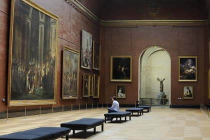 France, Paris (75), Musée du Louvre, le tableau Sacre de l'empereur Napoléon Ier et couronnement de l'impératrice Joséphine dans la cathédrale Notre-Dame de Paris par David et la Victoire de Samothrace au fond