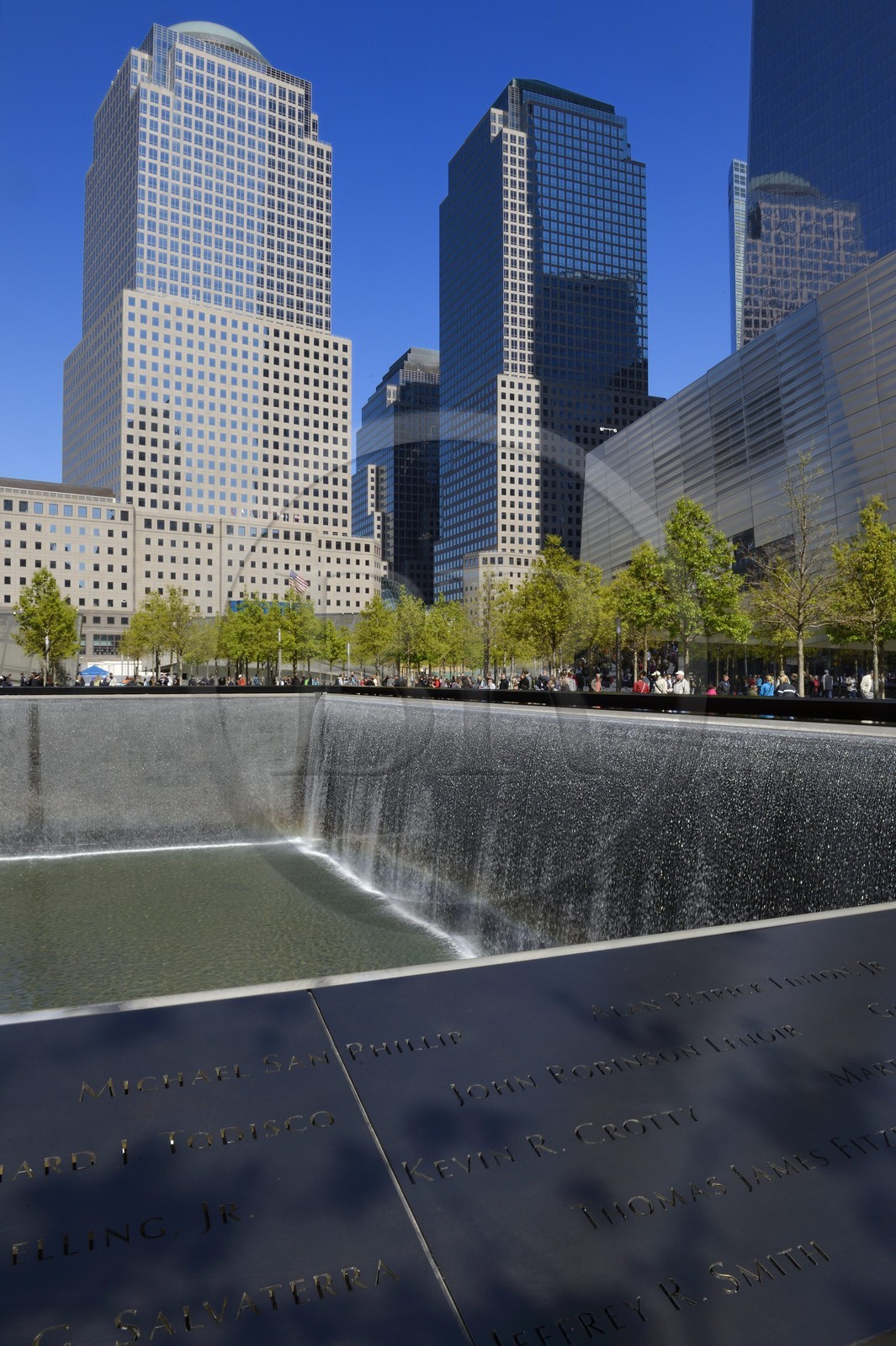 Etats-Unis, New York, Manhattan, 9 11 Memorial dessiné par l'architecte israélien Michael Arad qui consiste en une forêt d'arbres autour de deux étendues d'eau carrées avec deux grands trous en leur centre à l'endroit précis où se tenaient les deux tours et les noms gravés de victimes
