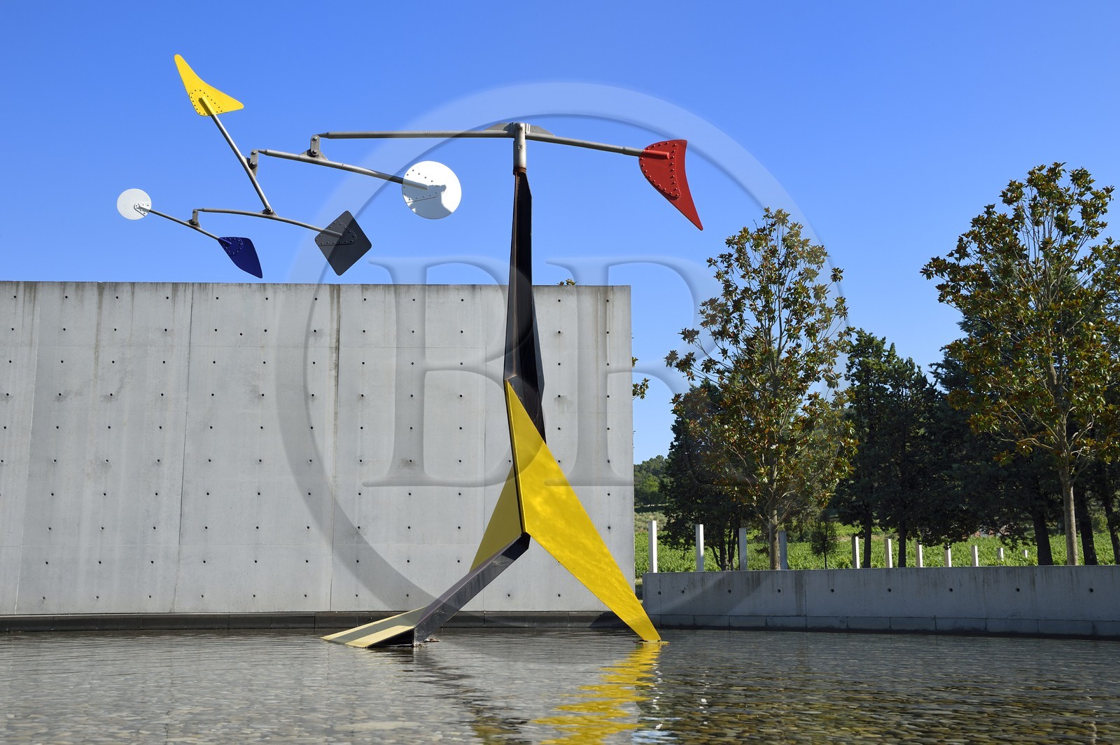 France, Bouches-du-Rhône (13),  Le Puy Sainte Réparade, Chateau La Coste domaine viticole et centre d'art contemporain, Centre d'Art de l'architecte Tadao Ando, mobile Small Crinkly de Alexander Calder (Mention Obligatoire)