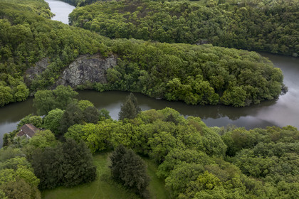 France, Vendée (85), Mervent, les boucles de la rivière La Mère dans la forêt de Mervent (vue aérienne)