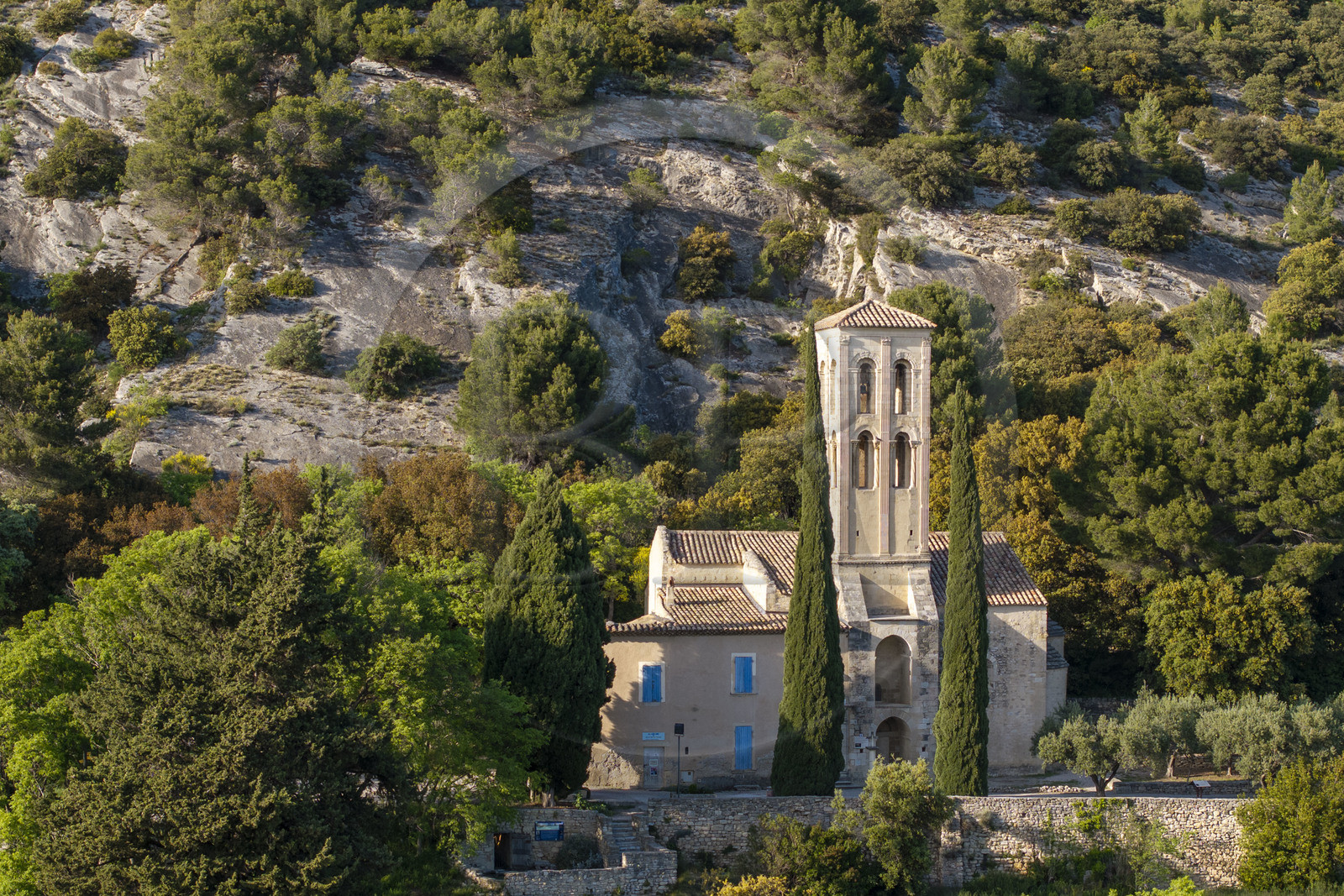 France, Vaucluse (84), Dentelles de Montmirail, Beaumes-de-Venise, la chapelle Notre-Dame d'Aubune des XIe et XIIIe siècles au pied du plateau des Courens est un des plus beaux exemples d'art roman provençal (vue aérienne)
