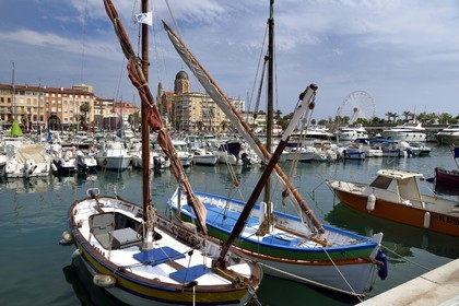 France, Var (83), Saint-Raphaël, pointus dans le vieux port et la basilique Notre-Dame-de-la-Victoire