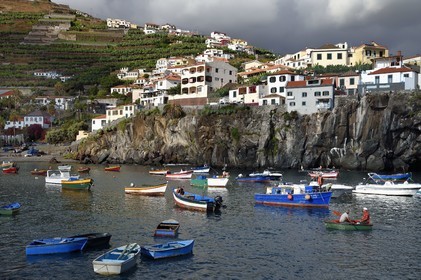 Portugal, Ile de Madère, le port village de pêcheurs de Camara de Lobos dans d'anciennes coulées de lave