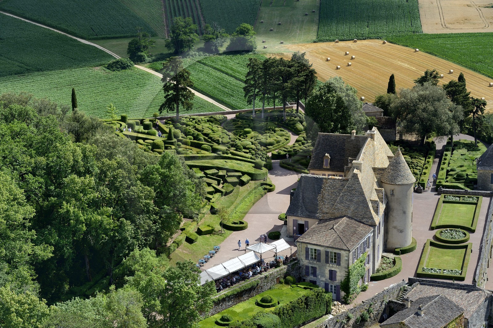 France, Dordogne (24), Périgord Noir, vallée de la Dordogne, Vézac, les jardins du château de Marqueyssac du XVIIIe siècle (vue aérienne)