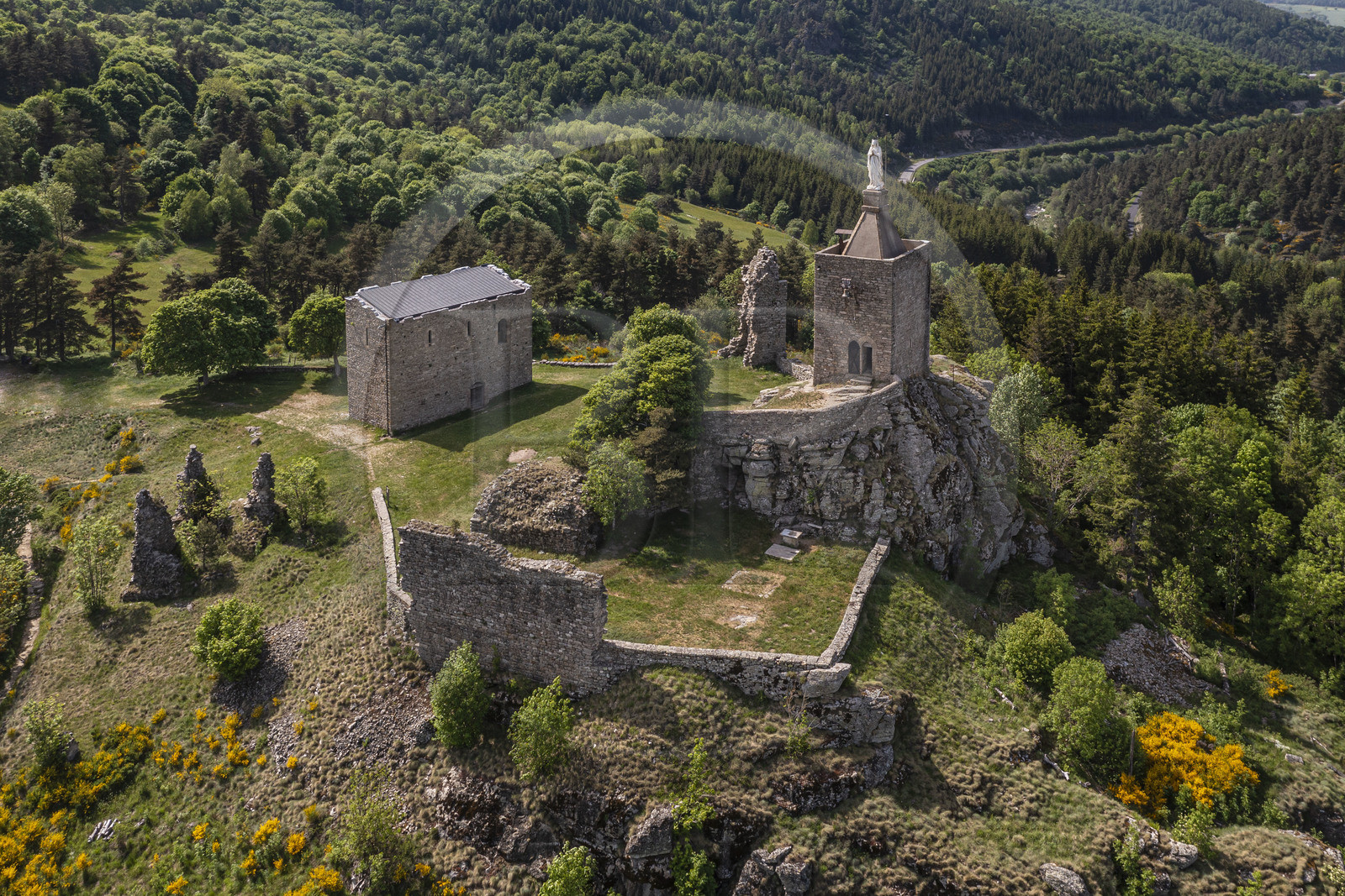 France, Lozère (48), Luc, randonnée avec un âne sur le chemin de Stevenson (GR 70), les ruines du chateau de Luc (vue aérienne)