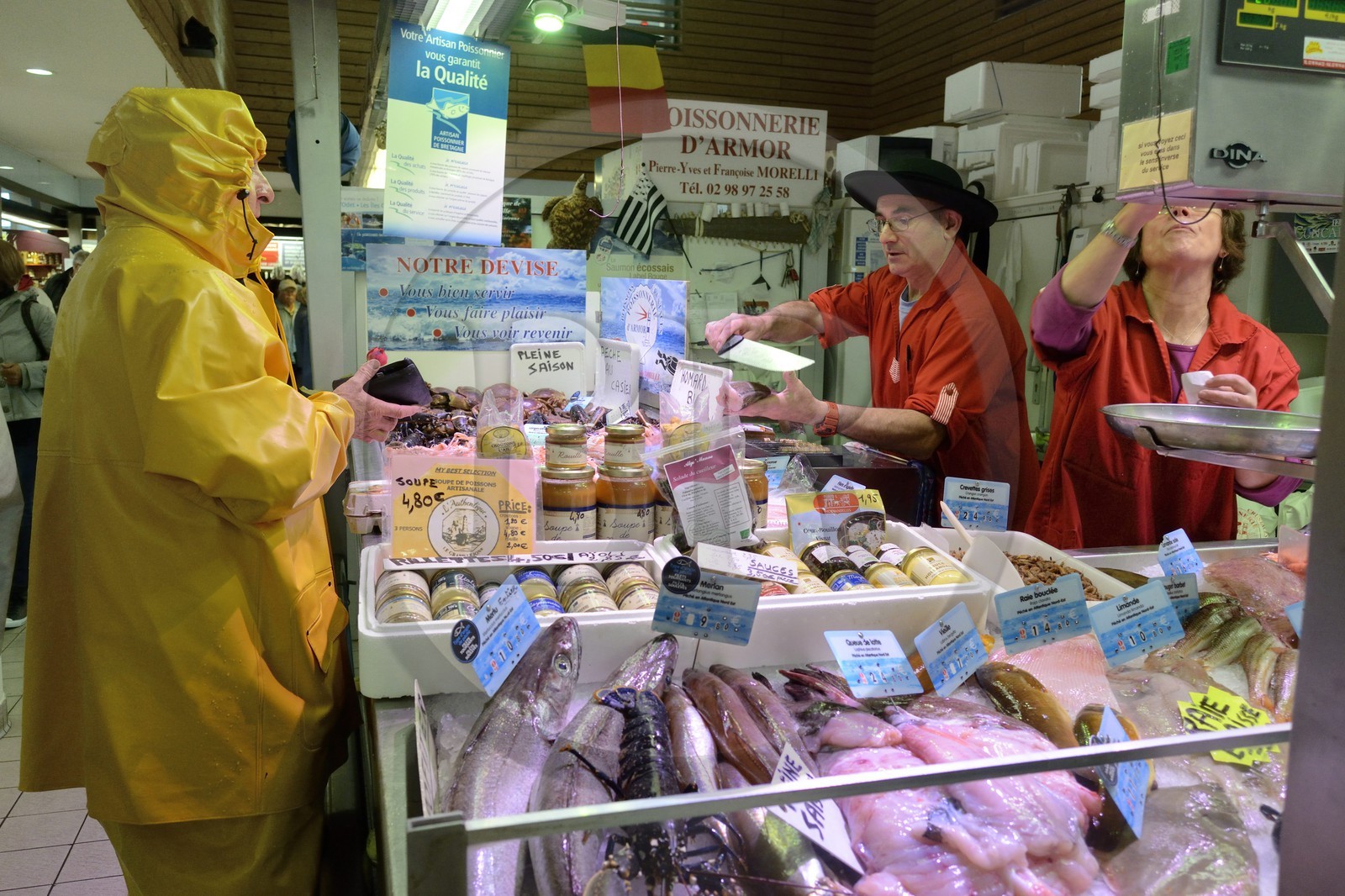 France, Finistère (29), le marché couvert, l'étal du poissonnier