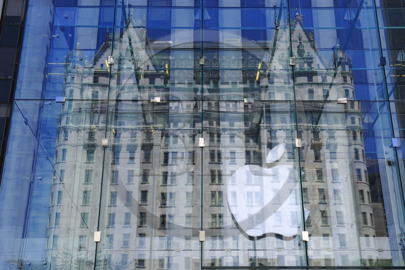 Etats-Unis, New York, Manhattan, boutique Apple sur la 5ème Avenue, le Plaza Hotel en reflet