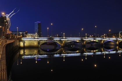 Royaume-Uni, Irlande du Nord, Belfast, le waterfront au bord de la rivière Lagan, Queens Bridge, Beacon of Hope (statue pour la Paix) est une sculpture en métal par Andy Scott de 19,5 mètres de haut construiet en 2007 à Thanksgiving Square et le plus haut gratte-ciel d'Irlande la Obel Tower en arrière plan