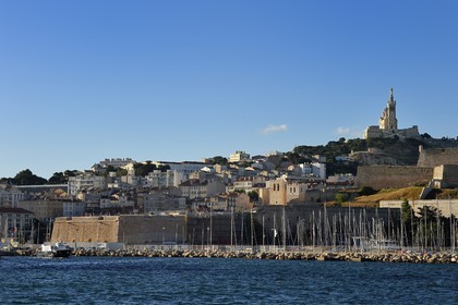 France, Bouches-du-Rhône (13), Marseille, Le Vieux Port, le Fort Saint Nicolas, l'Abbaye Saint Victor et la basilique Notre Dame de La Garde en arrière plan