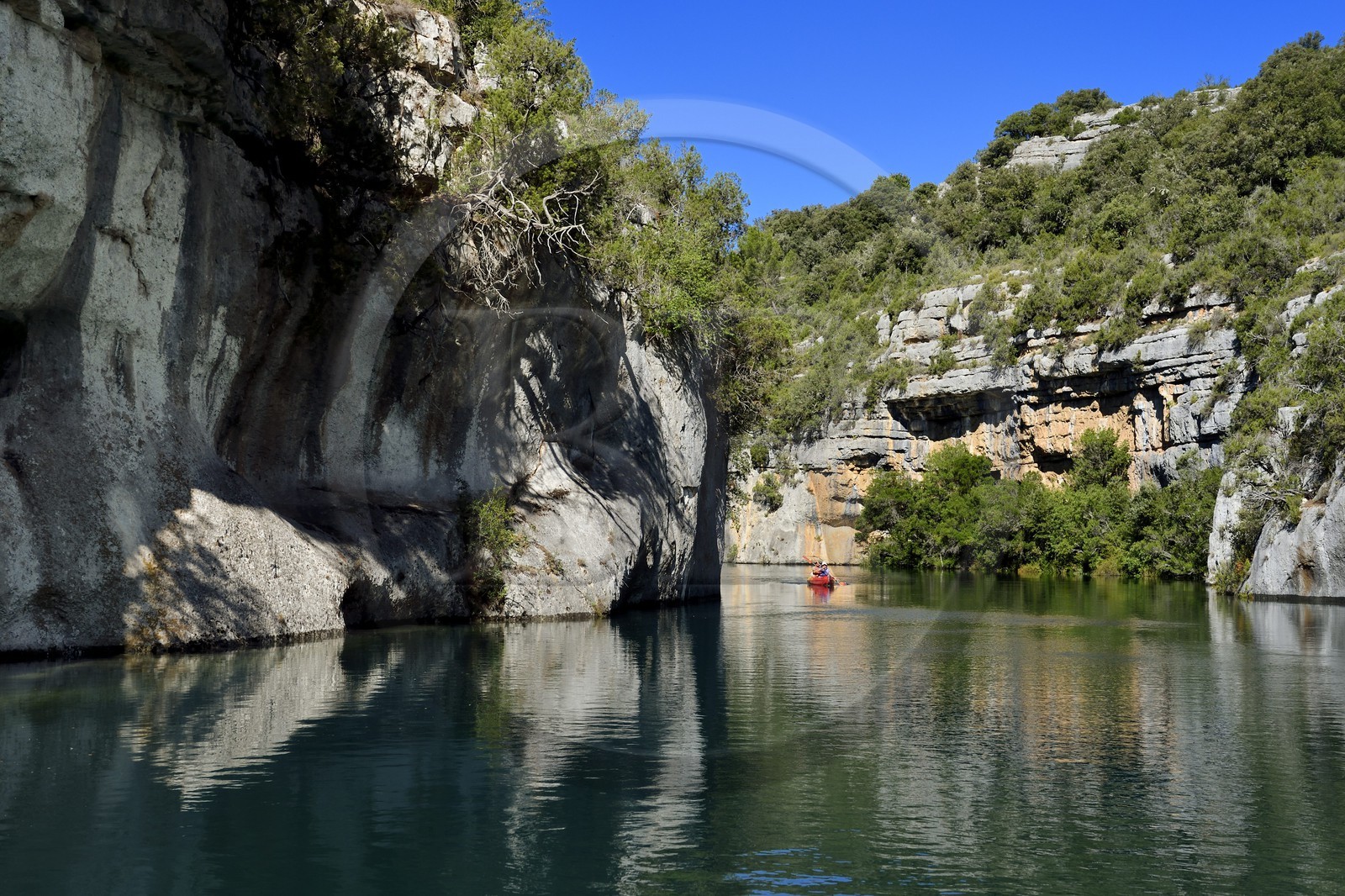 Var (83) rive gauche et Alpes-de-Haute-Provence (04) rive droite, Parc Naturel Régional du Verdon, Basses Gorges du Verdon en aval du lac de Sainte Croix, gorges de Baudinard