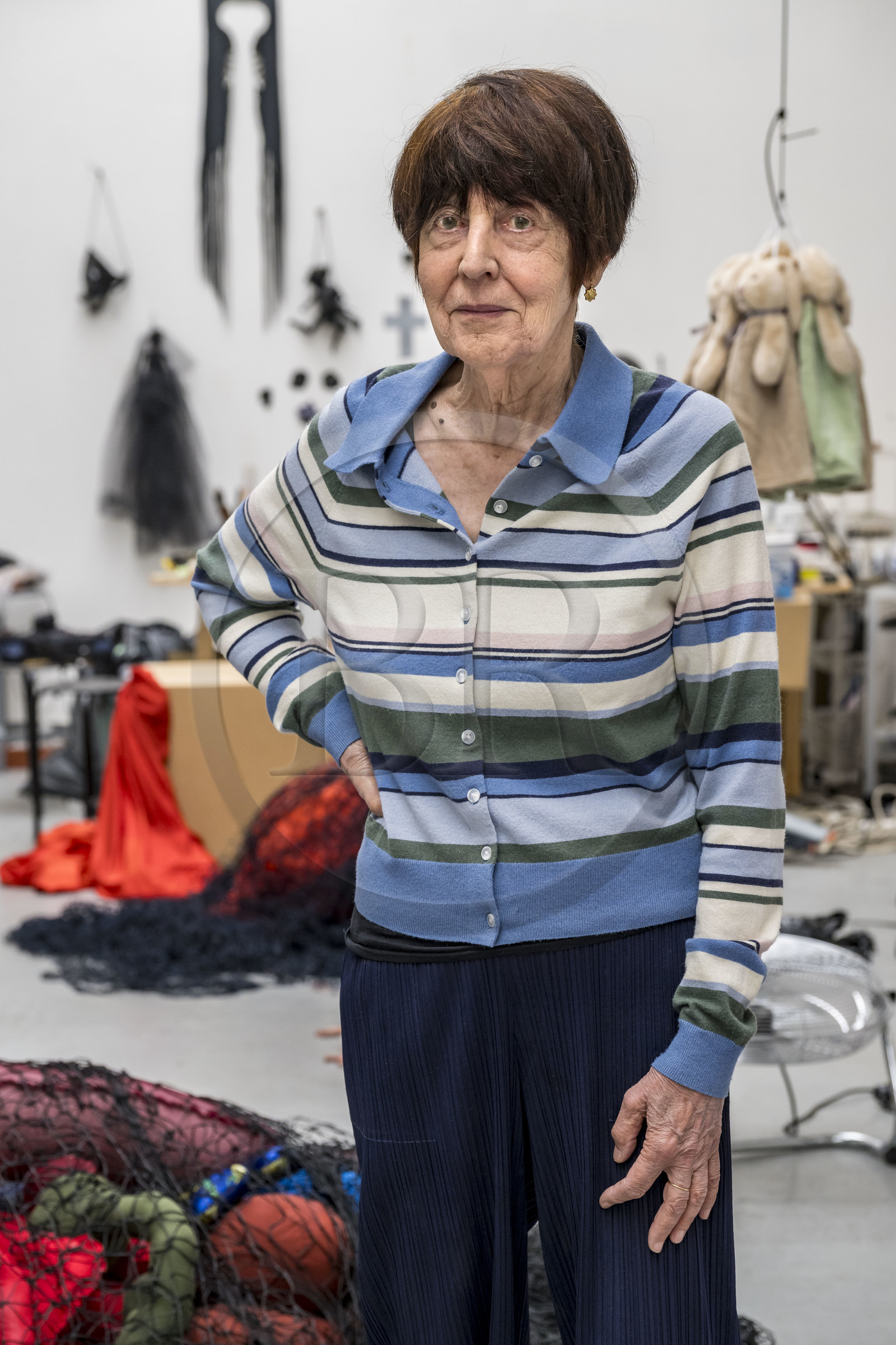 France, Hauts-de-Seine (92), Malakoff, l'artiste Annette Messager dans son atelier