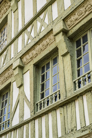 France, Côtes-d'Armor (22), Tréguier, facade de maison à pans de bois typique du Trégor sur la place du Martray