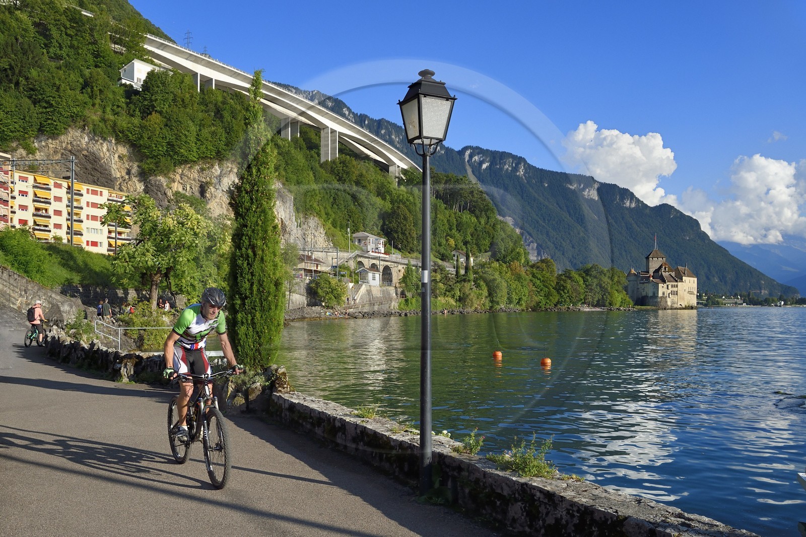 Suisse, Canton de Vaud, Veytaux, chateau Chillon sur les rives du lac Lémanet sous le viaduc de l'autoroute 9