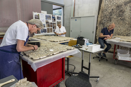 France, Bouches-du-Rhône (13), Arles, musée départemental Arles antique, atelier de conservation et de restauration, restauration du tullo, mortier antique découvert dans la maison de la harpiste (entre 70 et 50 av. J.-C.)