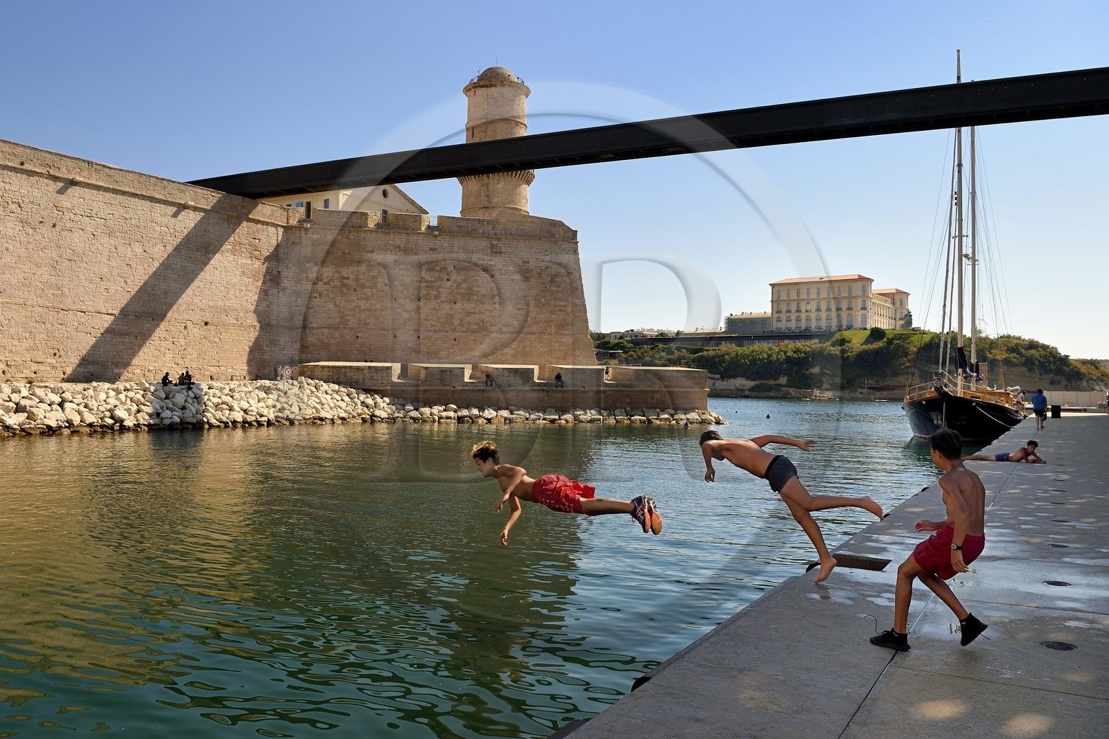 France, Bouches-du-Rhône (13), Marseille, quartier La Joliette, zone de baignade pour les enfants du quartier au pied du Fort Saint Jean relié au MuCEM (Musée des civilisations de l'Europe et de la Méditerranée) par une passerelle, le Palais du Pharo  en arrière plan