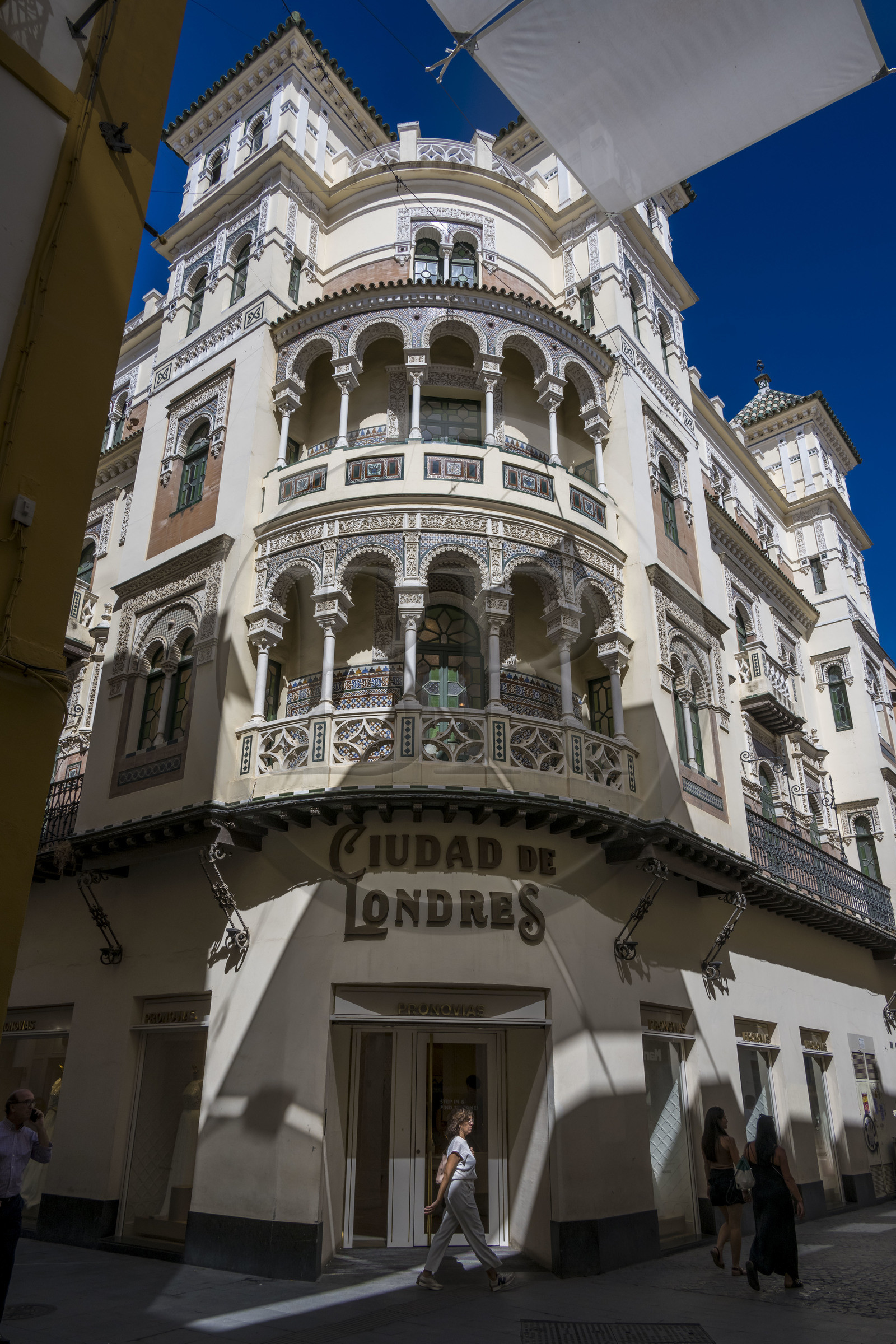 Espagne, Andalousie, Séville, calle Cerrajeria, l'ancien grand magasin Ciudad de Londres de style néo-mudéjar datant du début du XXe siècle