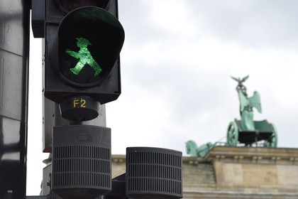 Allemagne, Berlin, Ampelmann, les bonhommes rouges et verts des feux pour piétons de l'ex-RDA, Porte de Brandebourg en arrière plan