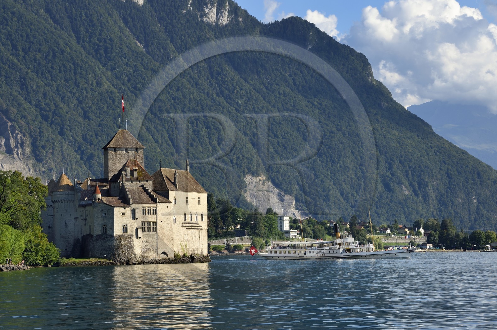 Suisse, Canton de Vaud, Veytaux, chateau Chillon sur les rives du lac Léman et le bateau à roues à aubes Vevey (1907) de la Compagnie générale de navigation sur le lac Léman (CGN)