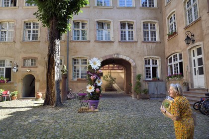 France, Bas-Rhin (67), Strasbourg, vieille ville classée au Patrimoine Mondial de l'UNESCO, Jeanne Loesch conteuse et chantre de l'alsacien nous fait découvrir l'ancien Hotel de Rathsamhausen (1587)