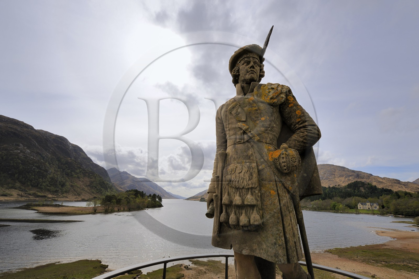 Royaume-Uni, Ecosse, région des Highlands, statue d'un Highlander sur le Glenfinnan Monument, il marque l'endroit où Bonnie Prince Charlie débuta son combat pour récupérer la couronne et le Loch Shiel