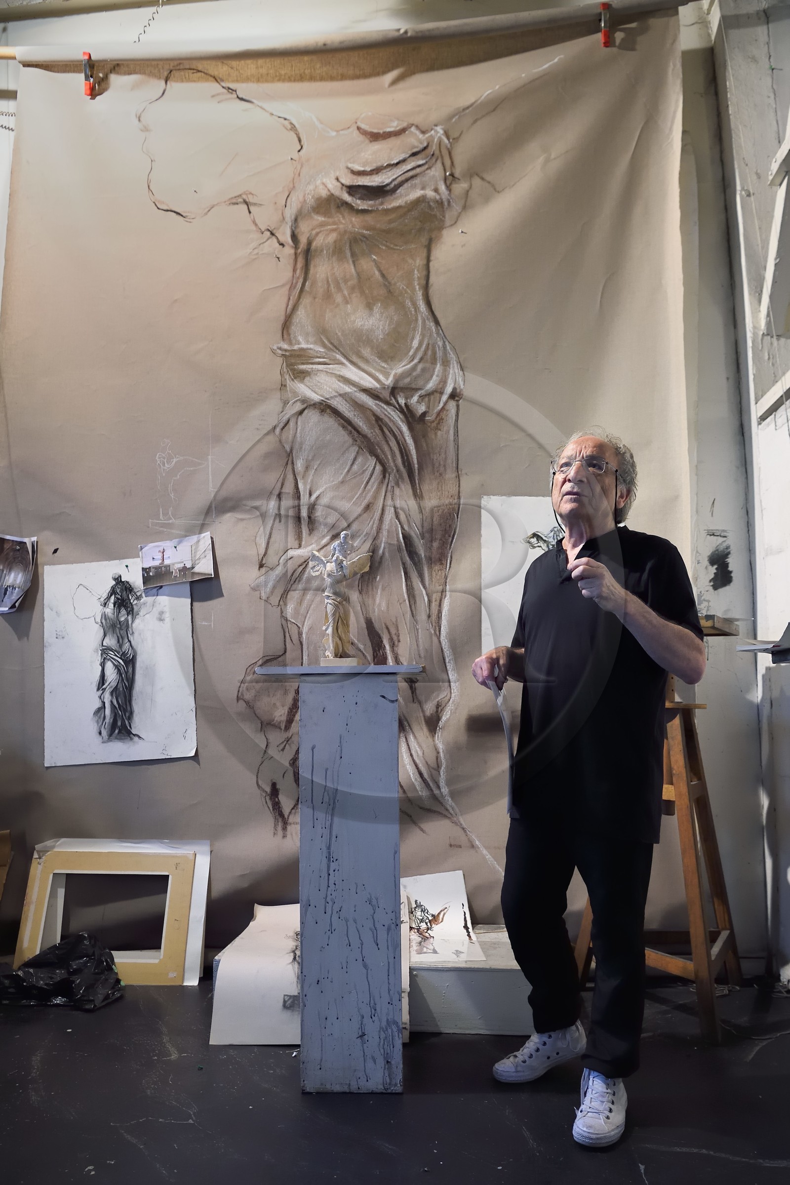 France, Ivry-sur-Seine (94), l'artiste plasticien Ernest Pignon-Ernest dans son atelier
