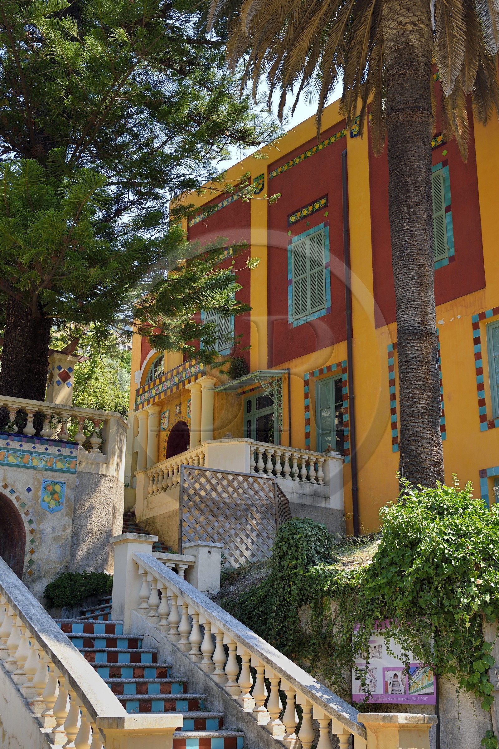 France, Alpes-Maritimes (06), Menton, Jardin Fontana Rosa, villa surélevée ornée de céramiques, qui comprend la bibliothèque et le cinéma personnels de l'écrivain
