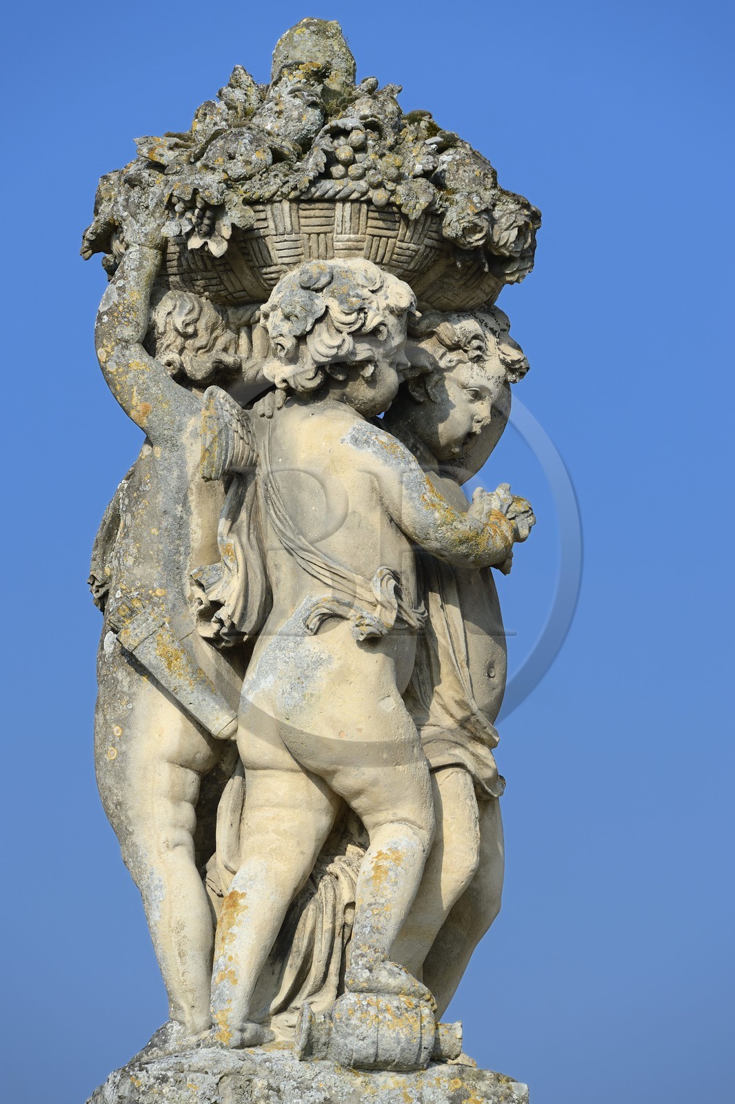 France, Seine et Marne, Maincy, Chateau de Vaux le Vicomte, statue in the gardens