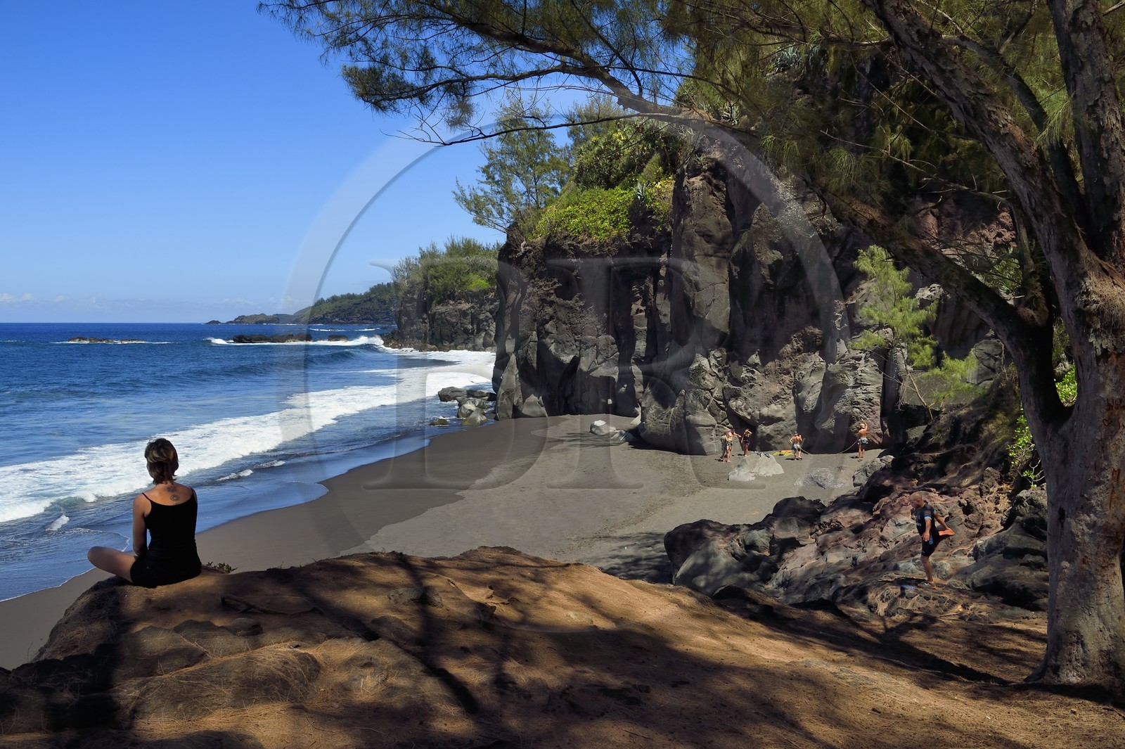 France, Ile de la Reunion, Saint-Joseph, plage de Ti Sable, plage de sable noir bordée par une falaise de lave volcanique