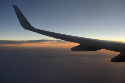 Grèce, Les Cyclades, survol de la mer Égée au coucher de soleil (vue aérienne)