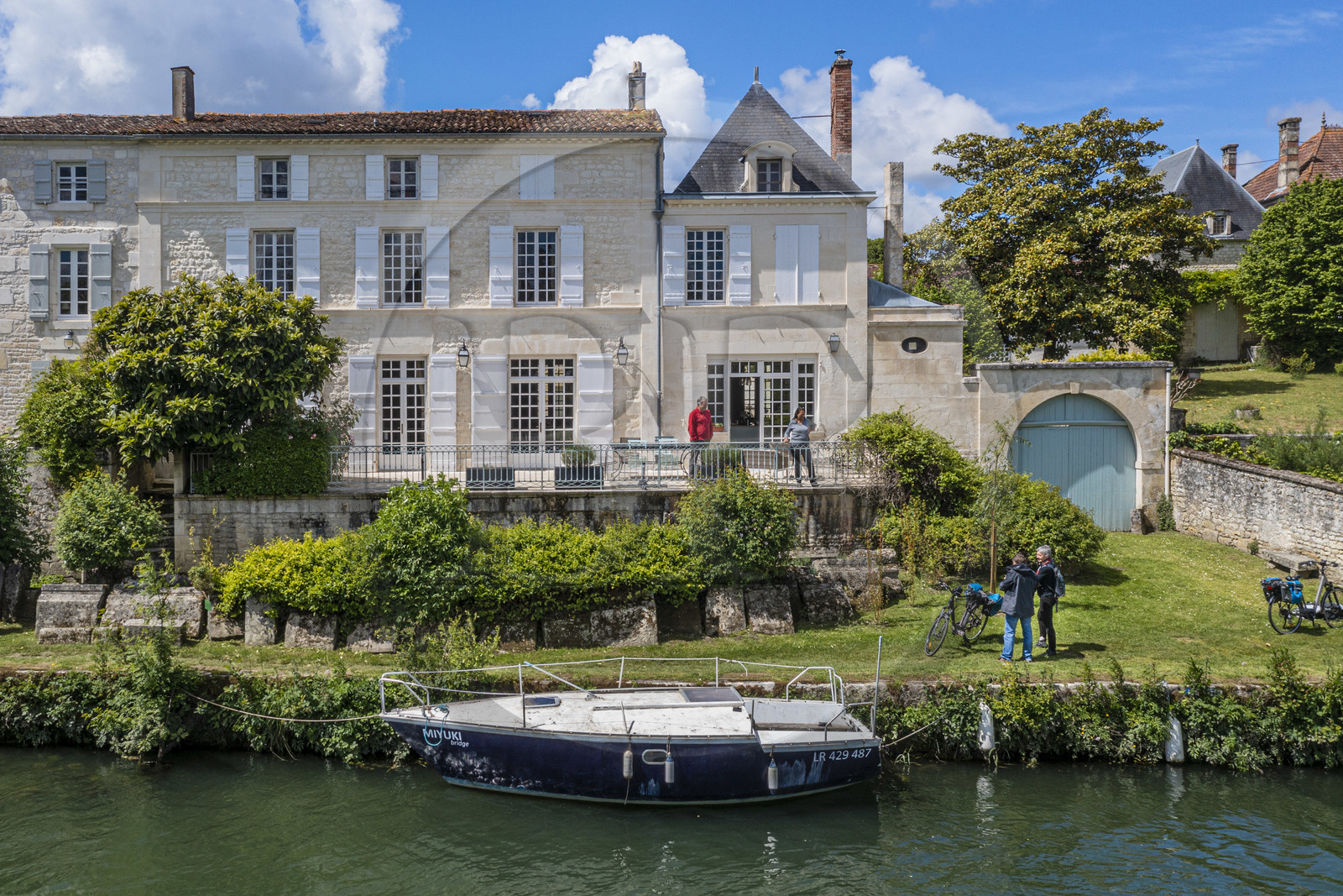 France, Charente-Maritime (17), Saintonge, Port-d'Envaux, anciennes demeures d’armateurs en bordure de la Charente (vue aérienne)