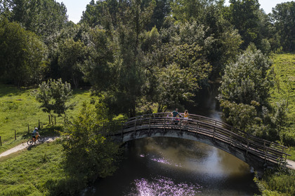 France, Deux-Sèvres (79), le Marais Poitevin, la Venise Verte, Le Vanneau-Irleau, randonnée à bicyclette le long des canaux et passage d'une passerelle (vue aérienne)