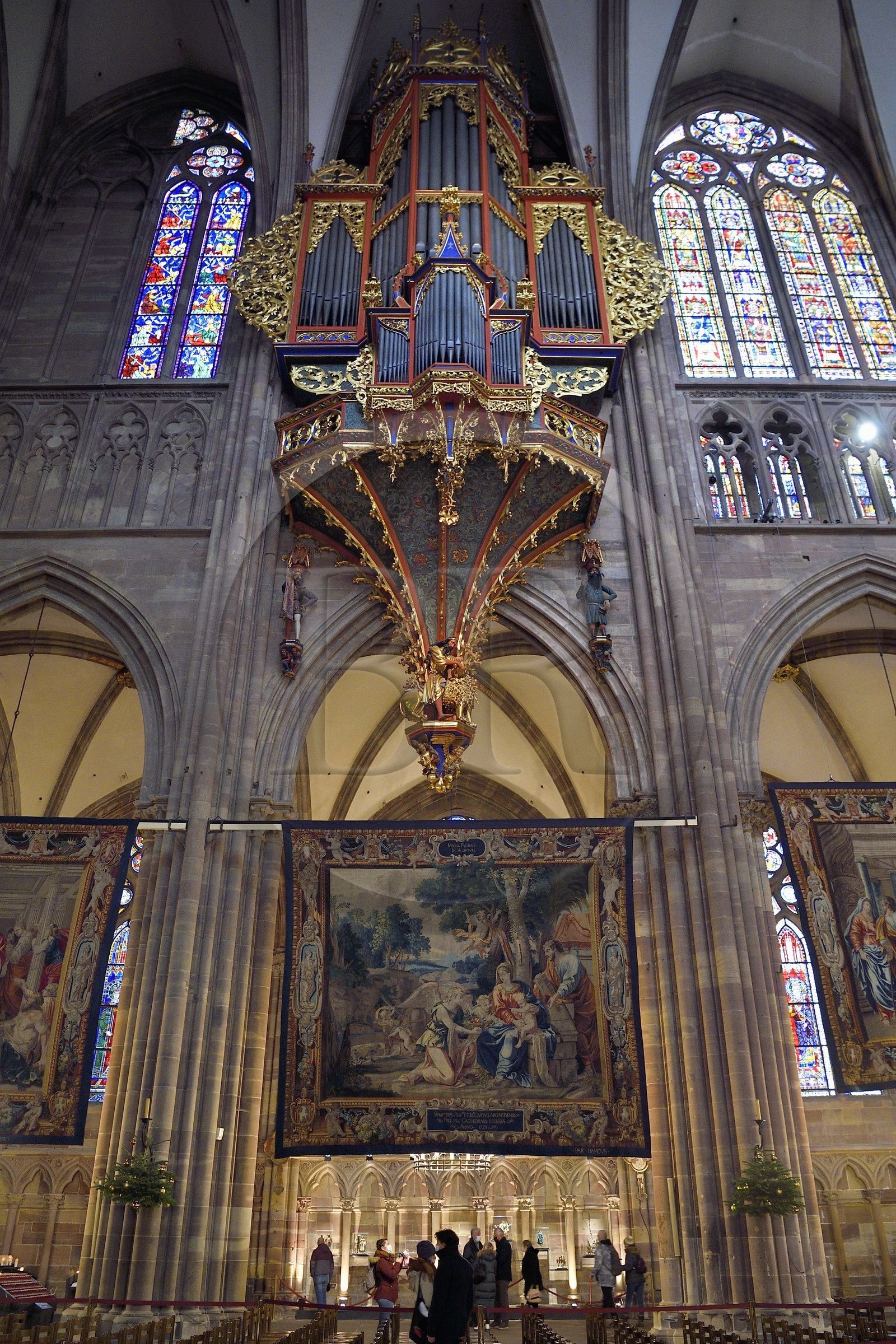 France, Bas-Rhin (67), Strasbourg, vieille ville classée au Patrimoine Mondial de l'UNESCO, la cathédrale Notre-Dame, le grand orgue et les Scènes de la vie de la Vierge réalisées à la demande de Richelieu sont une série de quatorze tapisseries suspendues dans la nef durant la période de l'Avent