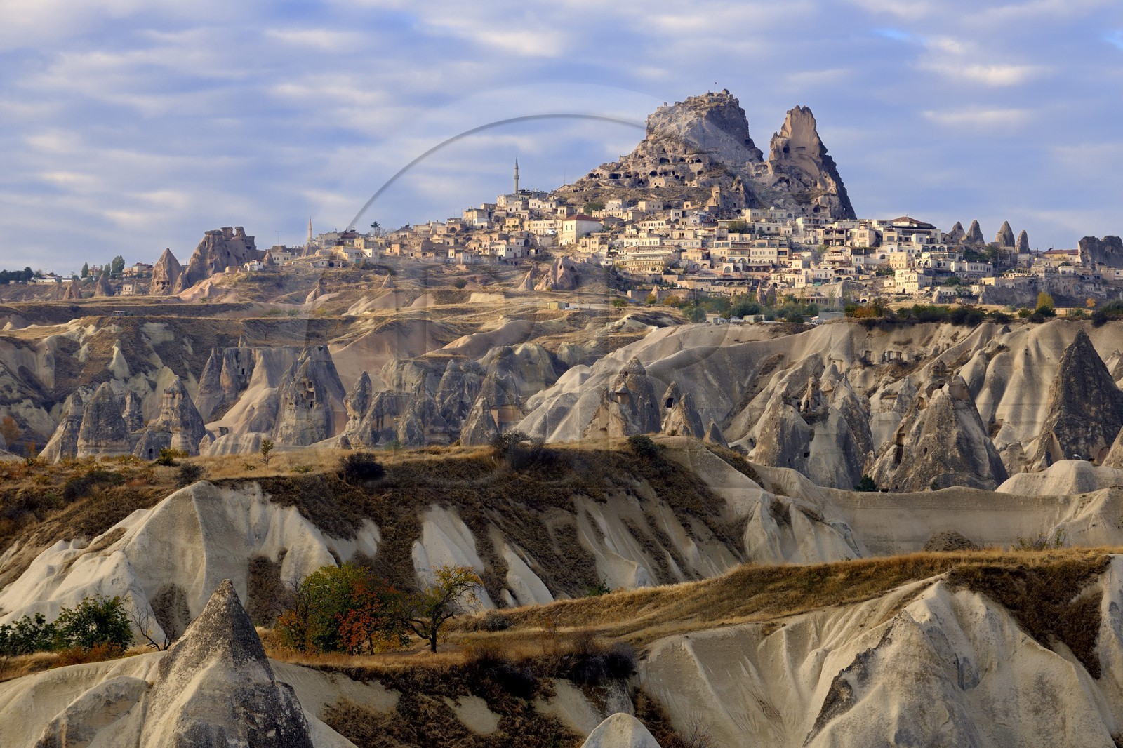 Turquie, Anatolie Centrale, province de Nevsehir, Cappadoce classée Patrimoine Mondial de l'UNESCO, le village d' Uçhisar et cheminées de fées (vue aérienne)
