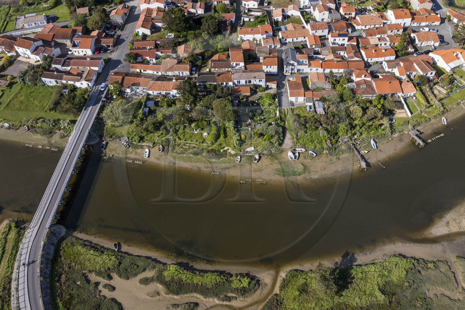 France, Vendée (85), Brem-sur-mer, village de La Gachère et le chenal du Havre de la Gachère (vue aérienne)